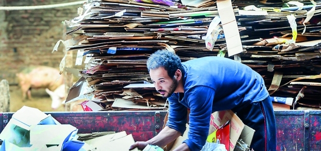 أحد جامعى القمامة فى منشأة ناصر