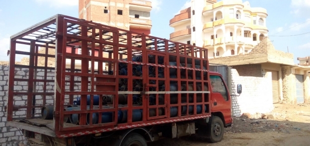 توزيع 900 اسطوانة بوتاجاز بقرية البطاخ بسوهاج