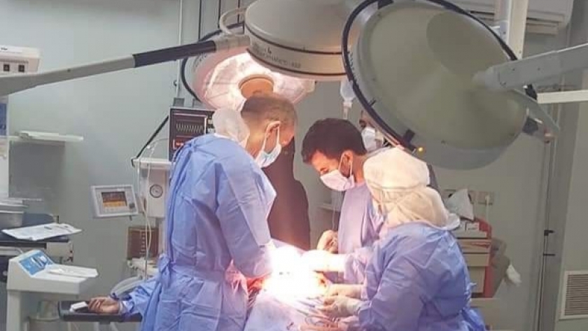 جراحة عاجلة لاستئصال جزء من أمعاء سيدة مصابة بكورونا في بني سويف