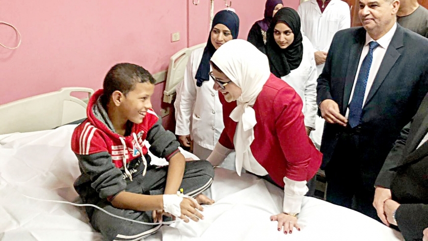 وزيرة الصحة مع أطفال بنى سويف