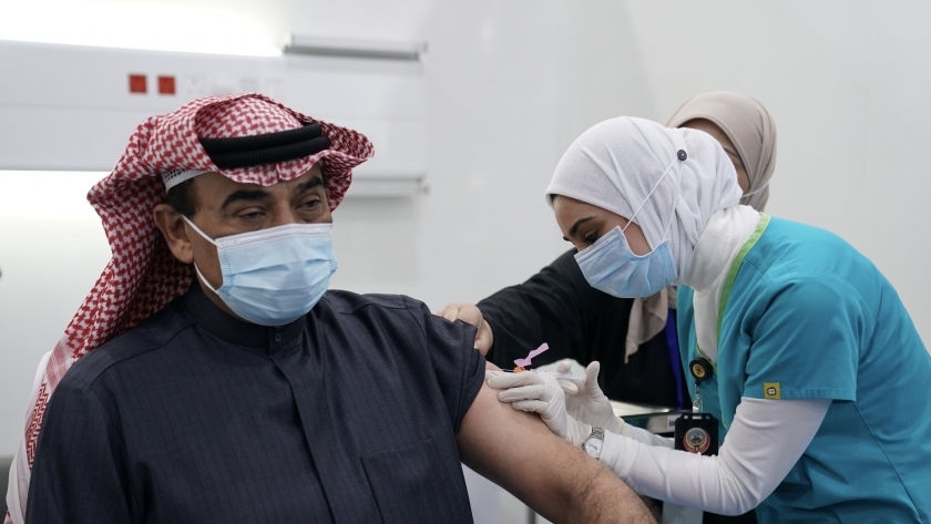 تدشين حملة تطعيم ضد كورونا في الكويت..ورئيس الوزراء: لقاح فايزر آمن