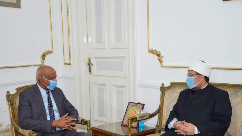 وزير الأوقاف خلال لقائه مع سفير السودان