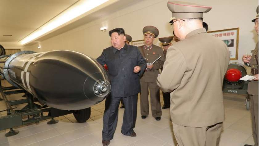 زعيم كوريا الشمالية خلال زيارة معهد الأسلحة النووية