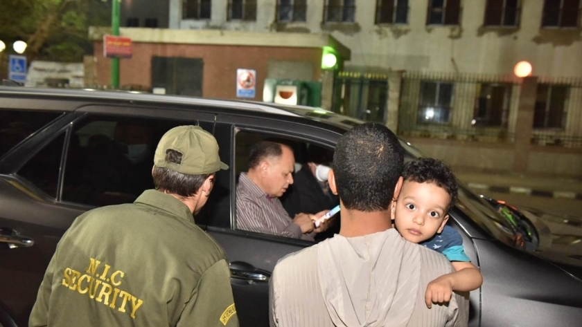محافظ أسيوط يصطحب مواطن وطفله المريض إلى مستشفى الإيمان خلال وقت الحظر