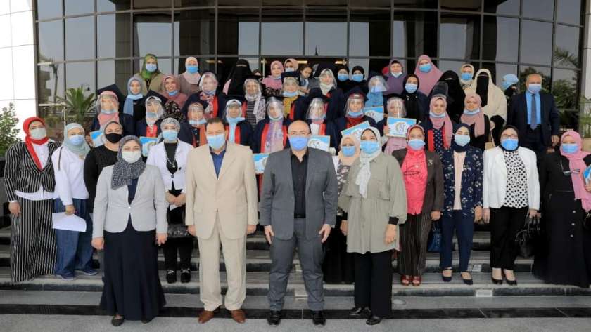 محافظ بني سويف يكرم 15 طالبة من متفوقات الثانوية باحتفالية "قومي المرأة"