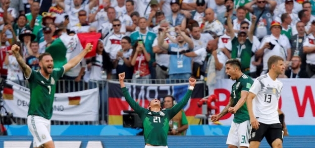 لاعبو المكسيك يحتفلون بالفوز على ألمانيا