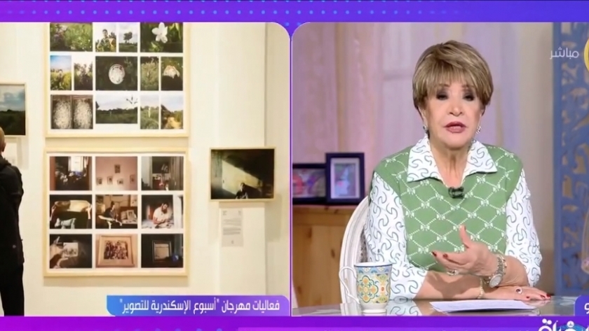 الإعلامية سناء منصور أثناء تقديم برنامج السفيرة عزيزة