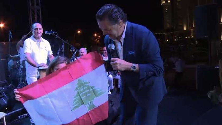 الفنان راغب علامة يتلقى علم لبنان من طفلة في حفل جزيرة قبرص