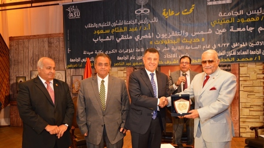 رئيس جامعة عين شمس يكرم عدداً من رموز حرب أكتوبر