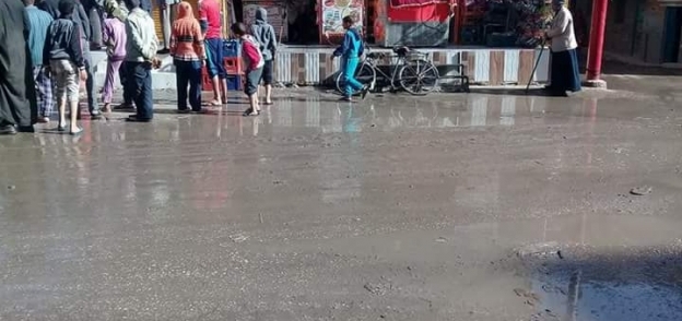 غرق شوارع منطقة أبومنديل بمدينة منفلوط لانفجار صنبور المطافيء الرئيسي