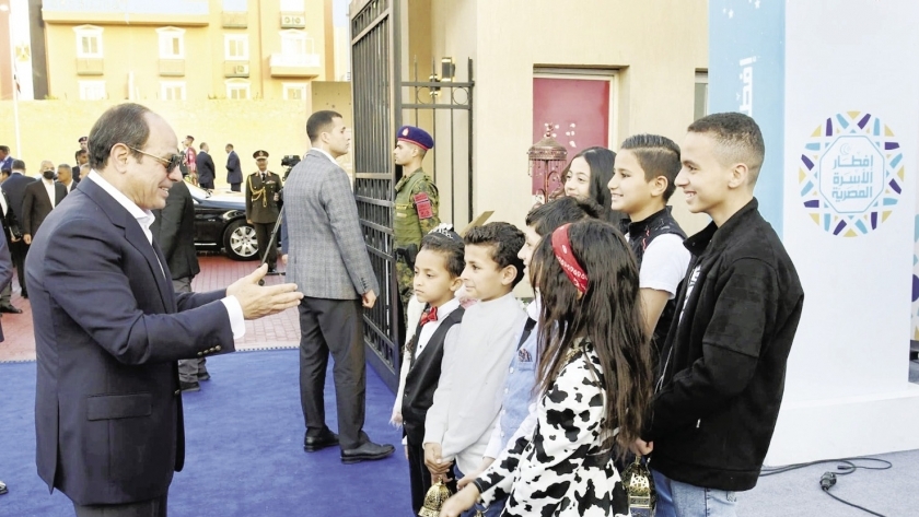 الرئيس السيسي في حديث ودى مع أطفال «الأسمرات»