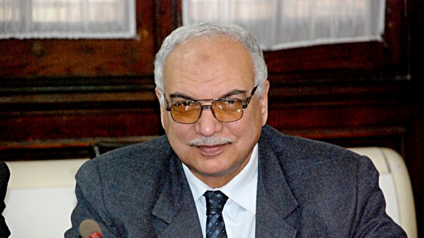 الدكتور عباس الشناوي المشرف على قطاع الخدمات والمتابعة