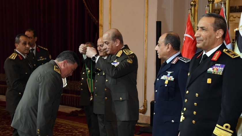 وزير الدفاع يُكرم قادة القوات المسلحة المحالين للتقاعد