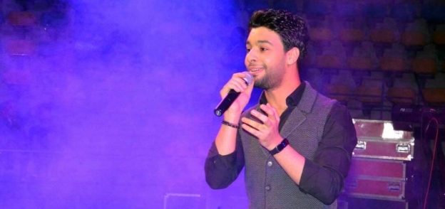 بالصور| أحمد جمال يغني لـ"عمرو دياب" في مدينة نصر