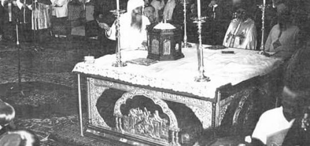 البابا كيرلس خلال صلاة أول قداس بالكاتدرائية المرقسية بالعباسية