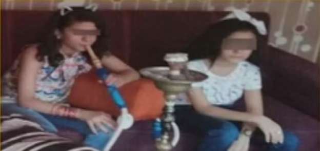 أطفال يدخنون الشيشة
