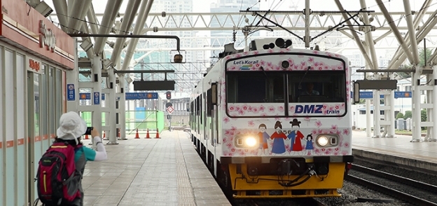 لأول مرة منذ 10 سنوات.. انطلاق قطار من كوريا الجنوبية باتجاه الشمالية