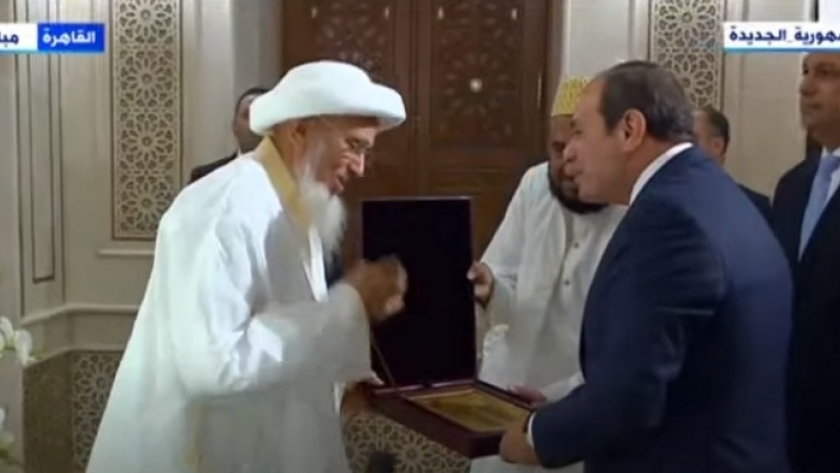 سلطان البهرة يقدم هدية تذكارية للرئيس عبدالفتاح السيسي
