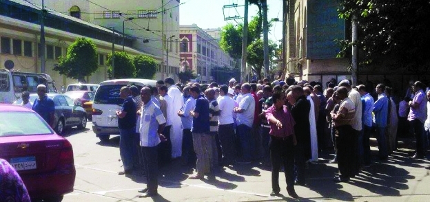 مواطنون ينتظرون جثمان «إيمان» أمام مسجد الغمرى بالإسكندرية للصلاة عليها