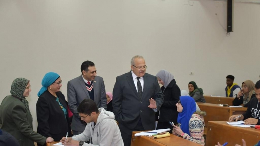 رئيس جامعة القاهرة يتفقد الامتحانات