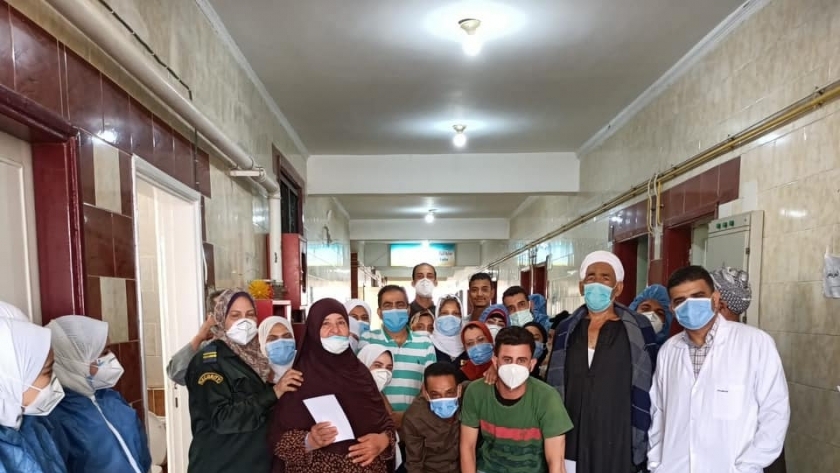 خروج 30 حالة من مستشفى الإيمان العام بأسيوط عقب تعافيهم من كورونا