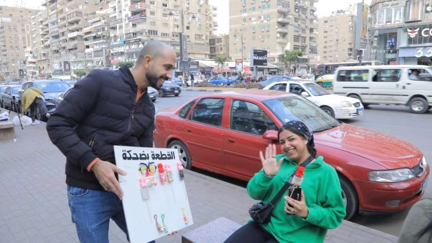 رامي يوزع الهدايا في شوارع القاهرة