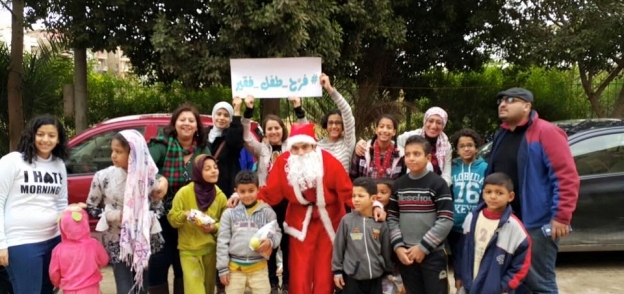 مايكل يوسف وتوزيع الهدايا على أطفال الشوارع