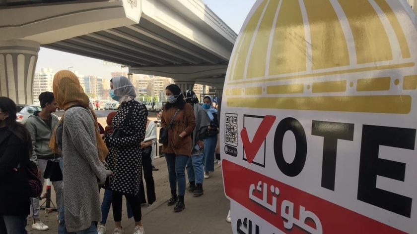 الشباب يحتشدون أمام لجان مدينة نصر للتصويت في الإعادة قبل الراحة