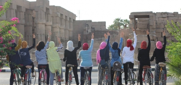 بنات الصعيد ينشطن السياحة بمبادرة لركوب «العجل»