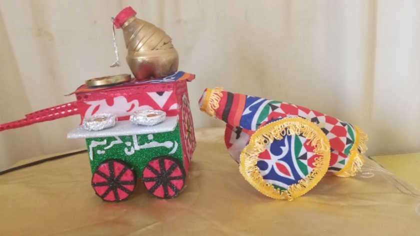 عائلة تتفائل بالقضاء على كوورونا بمجسم عربية فول ومدفع رمضان
