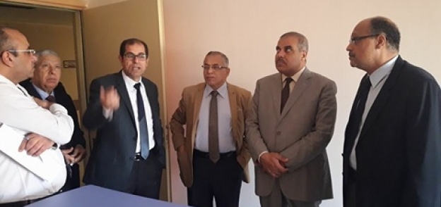 مسؤولو مستشفى جامعة الأزهر التخصصي خلال استقبالهم المصابين