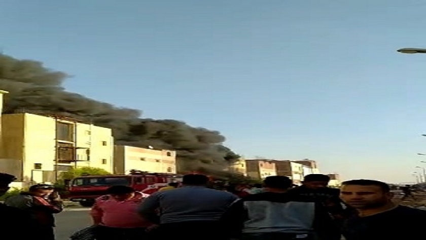 20 سيارة إطفاء و17 مصابا.. تفاصيل حريق مصنع "بويات" العاشر من رمضان
