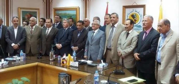 رئيس جامعة المنيا مع أعضاء مجلس النواب