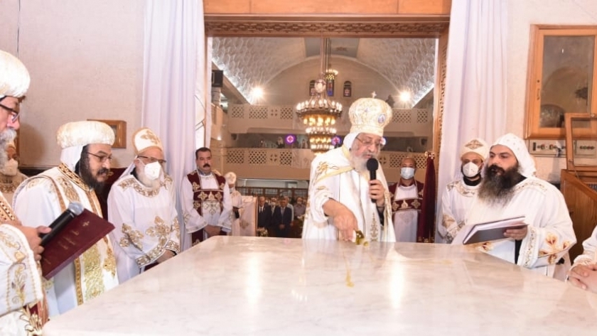 البابا يدشن مذبح كنيسة القديسين بالإسكندرية