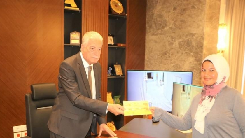 محافظ جنوب سيناء يسلم أول رخص تشغيل المحال التجارية المميكنة