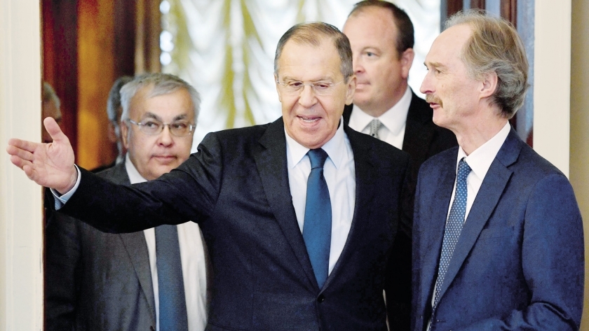 وزير الخارجية الروسى أثناء لقائه ومبعوث الأمم المتحدة إلى سوريا