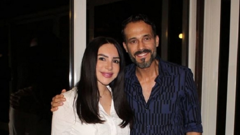 يوسف الشريف وزوجته الكاتبة إنجي علاء