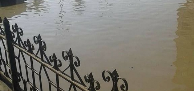 بالصور| شلل في منطقة "القنائي" بقنا بسبب غرق الشوارع بالمياه