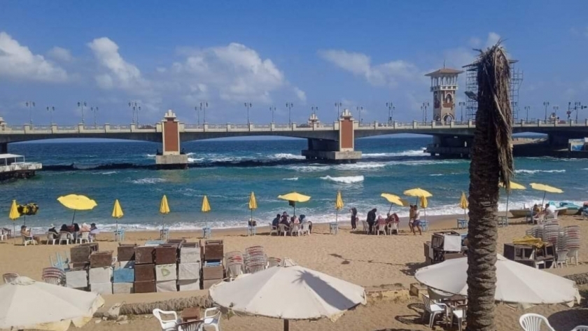 رفع الرايات الصفراء على شواطئ الإسكندرية