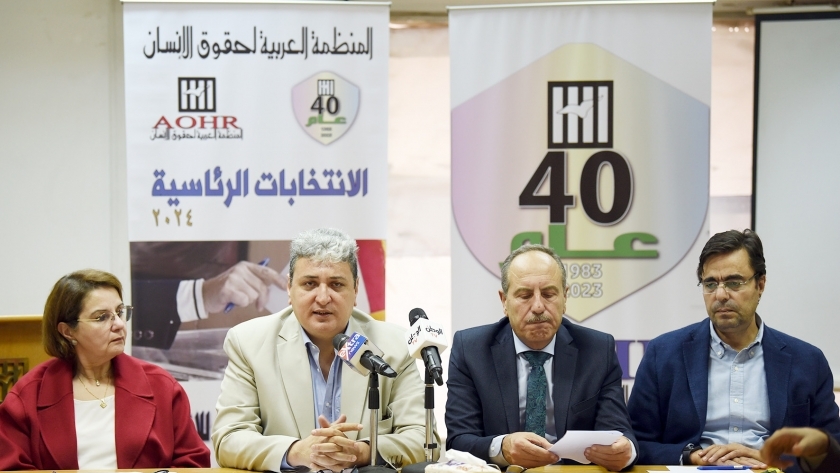 أعضاء المنظمة العربية لحقوق الإنسان الدولية خلال المؤتمر الصحفى