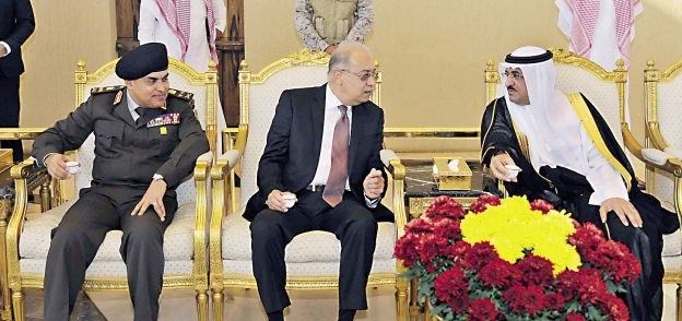 شريف إسماعيل رئيس الوزراء والفريق أول صدقى صبحى خلال زيارتهما للسعودية «صورة أرشيفية»