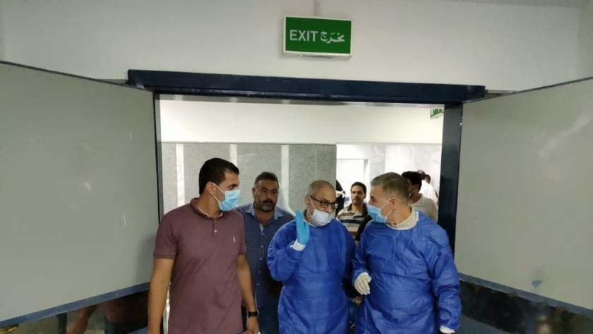 مدير مستشفى الضبعة خلال متابعة حالات المرضى والمرور عليهم من المصابين بحادث ميكروباص