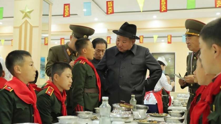 زعيم كوريا الشمالية أثناء زيارته لمدرسة «مانكيونج ديه»