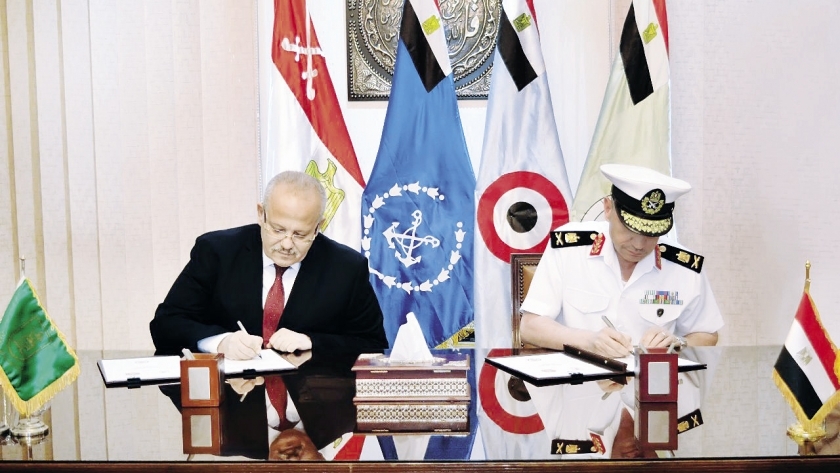 مدير «الفنية العسكرية» ورئيس جامعة القاهرة أثناء توقيع بروتوكول التعاون
