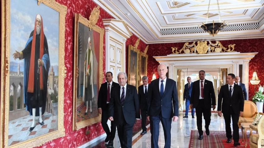 الرئيس التونسي يتصدر عددًا من مرافقيه داخل قصر قرطاج الرئاسي (أرشيفية)