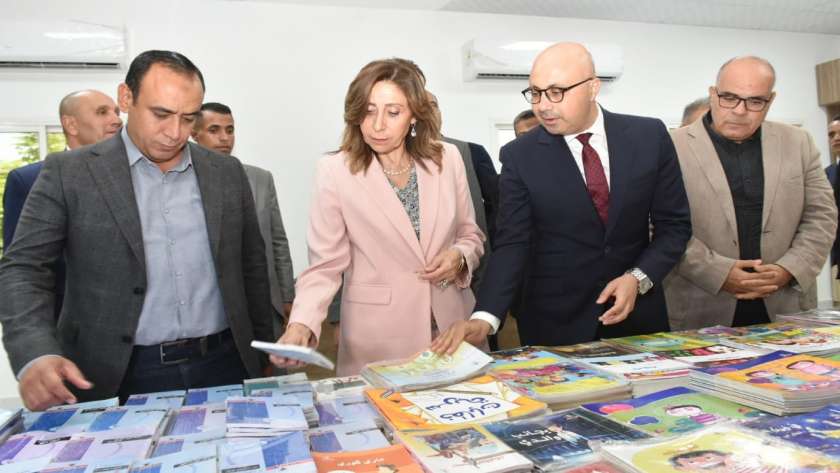 الدكتورة نيفين الكيلاني وزيرة الثقافة خلال افتتاح المركز الثقافي بالشروق