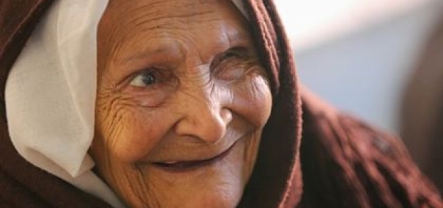 سيدة عجوزة مهددة بالعمي