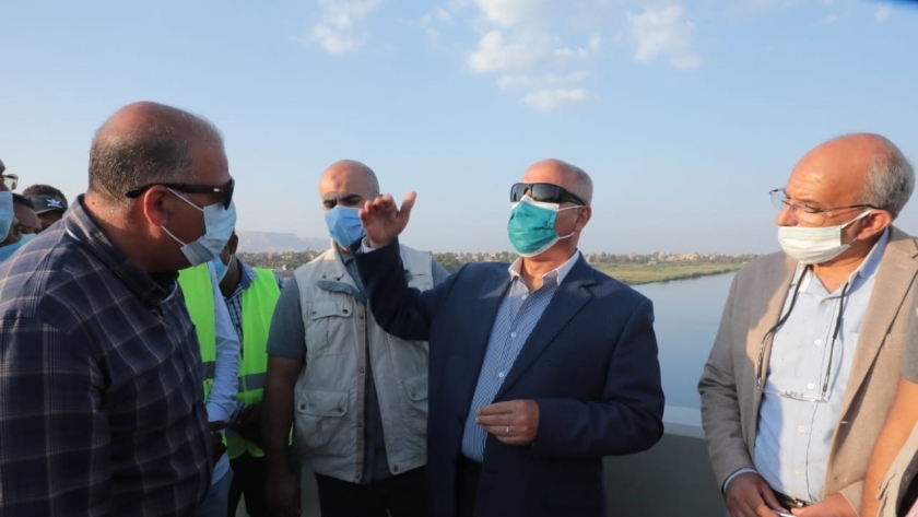 وزير النقل يتفقد اللمسات النهائية لـ"محور قوص" على النيل بمحافظة قنا
