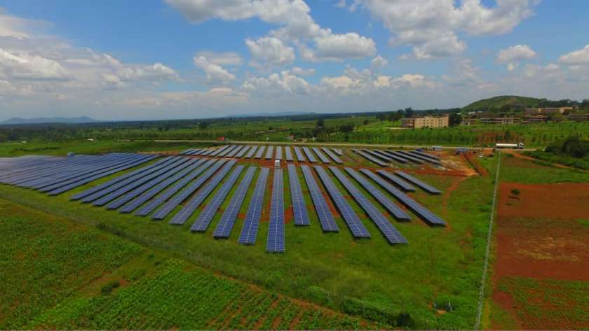 محطة طاقة شمسية بعد تنفيذ الهيئة العربية للتصنيع لها في أوغندا