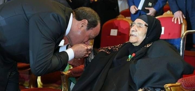 سيدة المنوفية  التي انحني لها الرئيس وقبل يدها  ... تبلغ 105 سنة وولديها شهيدان